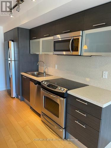 2512 - 386 Yonge Street, Toronto, ON - Indoor Photo Showing Kitchen