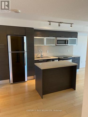 2512 - 386 Yonge Street, Toronto, ON - Indoor Photo Showing Kitchen