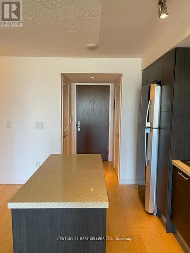 2512 - 386 Yonge Street, Toronto, ON - Indoor Photo Showing Kitchen