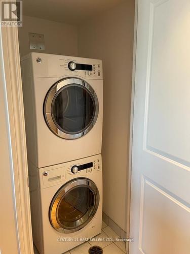 2512 - 386 Yonge Street, Toronto, ON - Indoor Photo Showing Laundry Room