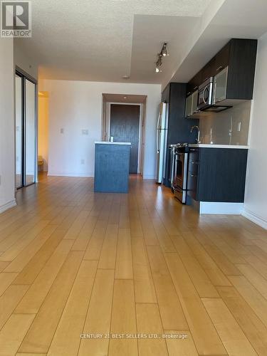 2512 - 386 Yonge Street, Toronto, ON - Indoor Photo Showing Kitchen