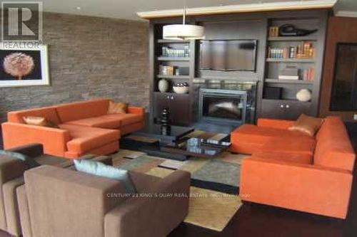 114 - 39 Upper Duke Crescent, Markham, ON - Indoor Photo Showing Living Room With Fireplace