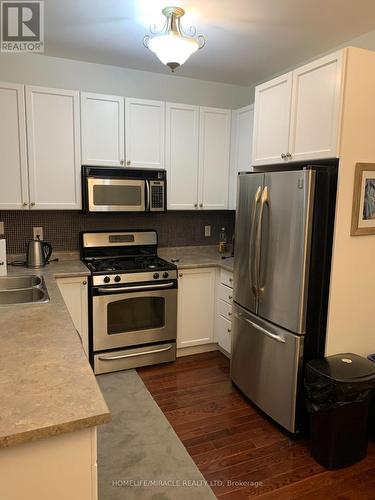 2275 Stone Glen Crescent, Oakville, ON - Indoor Photo Showing Kitchen With Double Sink