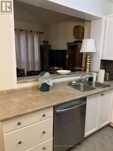 2275 Stone Glen Crescent, Oakville, ON - Indoor Photo Showing Kitchen With Double Sink