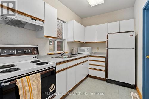 208 - 2 Heritage Way, Kawartha Lakes, ON - Indoor Photo Showing Kitchen With Double Sink