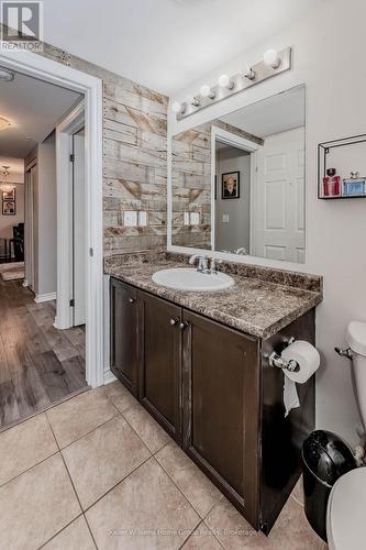 201 - 60 Lynnmore Street, Guelph (Pine Ridge), ON - Indoor Photo Showing Bathroom