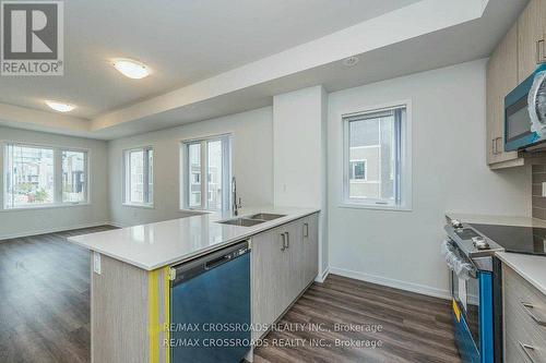 292 - 140 Honeycrisp Crescent, Vaughan, ON - Indoor Photo Showing Kitchen With Double Sink