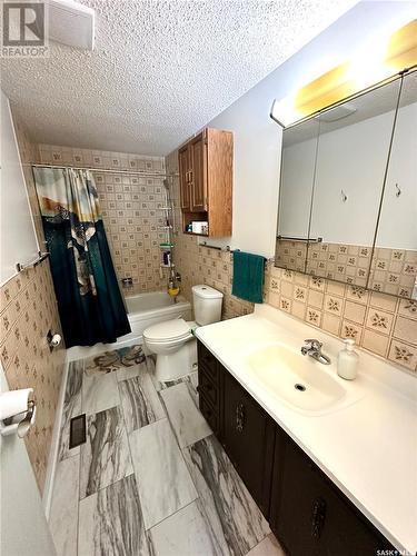 205 1St Street W, Spiritwood, SK - Indoor Photo Showing Bathroom