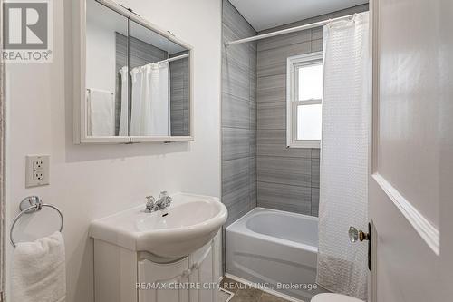 Main floor bath - 626 Layard Street, London, ON - Indoor Photo Showing Bathroom