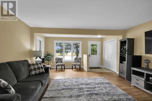 8441 Mitch Owens Road, Ottawa, ON - Indoor Photo Showing Living Room