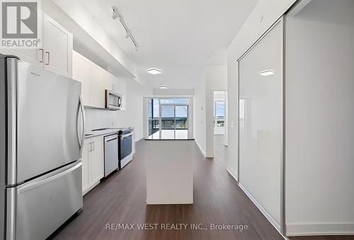 618 - 681 Yonge Street, Barrie, ON - Indoor Photo Showing Kitchen With Stainless Steel Kitchen