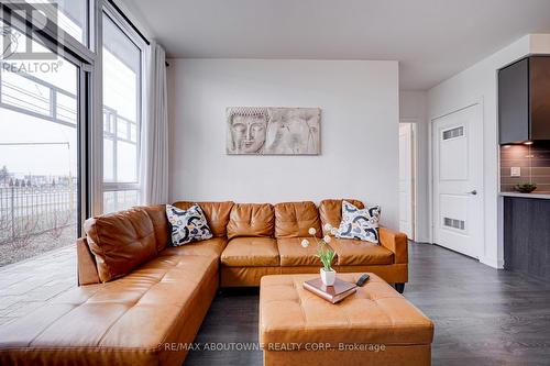 102 - 4677 Glen Erin Drive, Mississauga, ON - Indoor Photo Showing Living Room