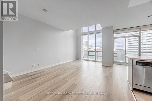 505 - 3939 Duke Of York Boulevard, Mississauga, ON - Indoor Photo Showing Kitchen