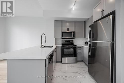 505 - 3939 Duke Of York Boulevard, Mississauga, ON - Indoor Photo Showing Kitchen With Upgraded Kitchen