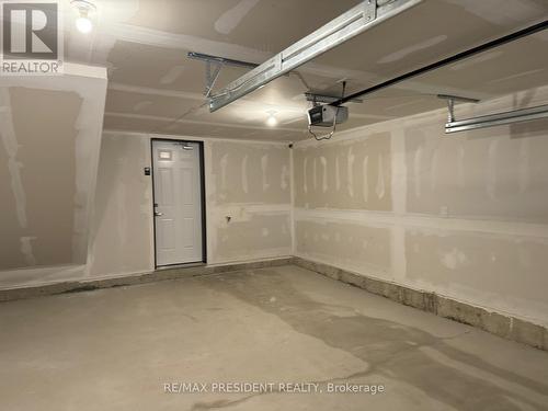 151 Melody Lane, Thorold, ON - Indoor Photo Showing Garage