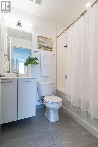 206 - 455 Charlton Avenue E, Hamilton, ON - Indoor Photo Showing Bathroom