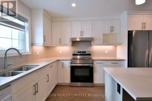 118 Benjamin Parkway, St. Thomas, ON - Indoor Photo Showing Kitchen With Double Sink