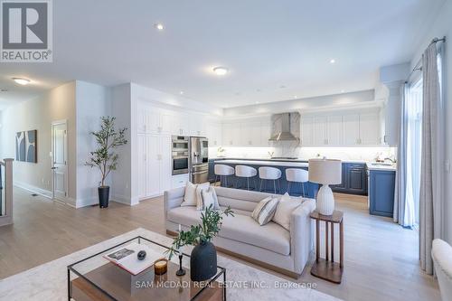 1949 Barbertown Road, Mississauga, ON - Indoor Photo Showing Living Room