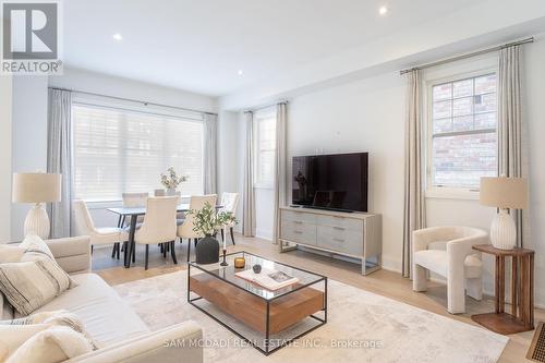 1949 Barbertown Road, Mississauga, ON - Indoor Photo Showing Living Room