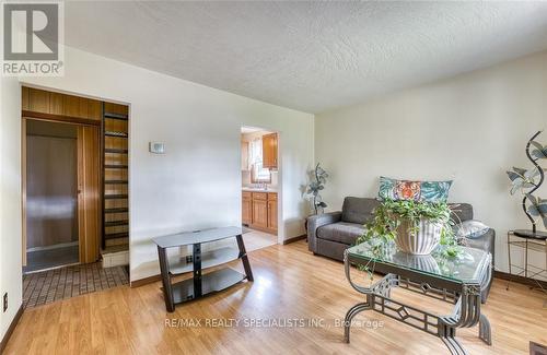 610 Vanier Street E, Windsor, ON - Indoor Photo Showing Living Room