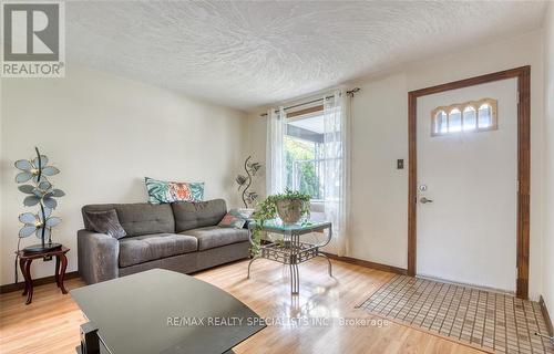 610 Vanier Street E, Windsor, ON - Indoor Photo Showing Living Room