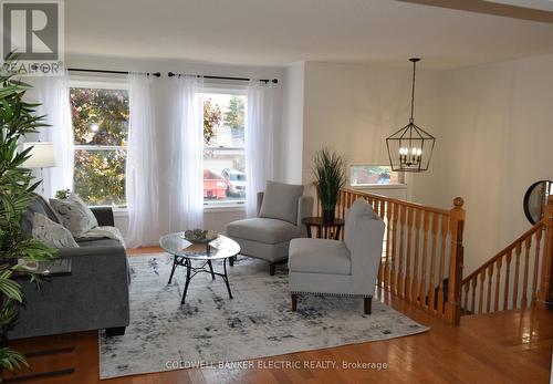 605 Fortye Drive, Peterborough (Otonabee), ON - Indoor Photo Showing Living Room