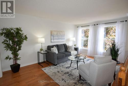 605 Fortye Drive, Peterborough (Otonabee), ON - Indoor Photo Showing Living Room