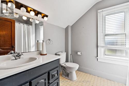 222 Alexandra Street, Port Colborne (878 - Sugarloaf), ON - Indoor Photo Showing Bathroom