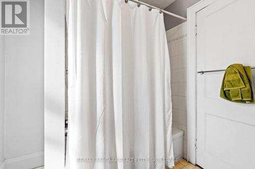 222 Alexandra Street, Port Colborne (878 - Sugarloaf), ON - Indoor Photo Showing Bathroom