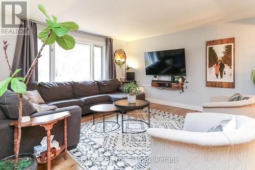 109 Knox Road W, Wasaga Beach, ON - Indoor Photo Showing Living Room