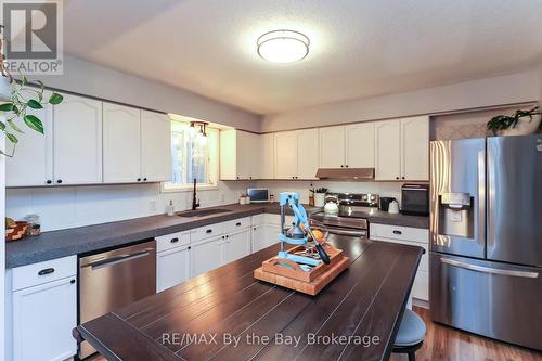 109 Knox Road W, Wasaga Beach, ON - Indoor Photo Showing Kitchen