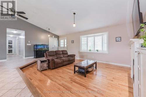 421 Wellington Rd 18, Centre Wellington (Elora/Salem), ON - Indoor Photo Showing Living Room