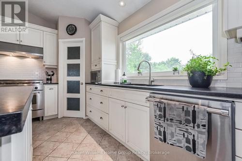 421 Wellington Rd 18, Centre Wellington (Elora/Salem), ON - Indoor Photo Showing Kitchen With Upgraded Kitchen