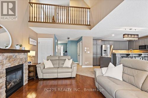 607 Southwood Way, Woodstock (Woodstock - South), ON - Indoor Photo Showing Living Room With Fireplace