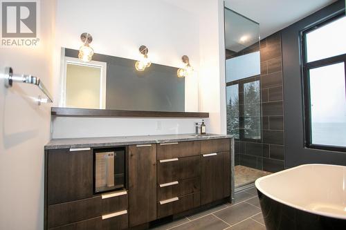 937 Sunnyside Beach Rd, Sault Ste. Marie, ON - Indoor Photo Showing Bathroom