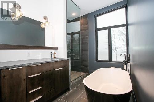 937 Sunnyside Beach Rd, Sault Ste. Marie, ON - Indoor Photo Showing Bathroom