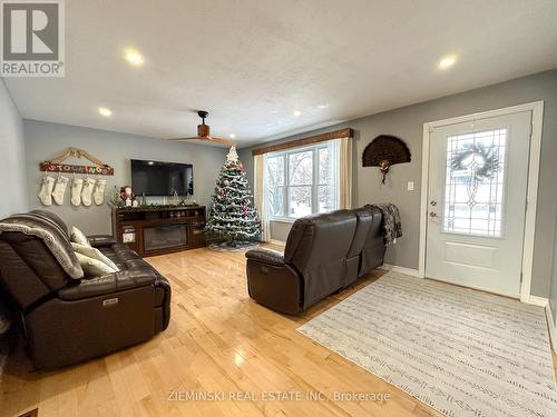 237 Devonshire Avenue, Iroquois Falls, ON - Indoor Photo Showing Living Room