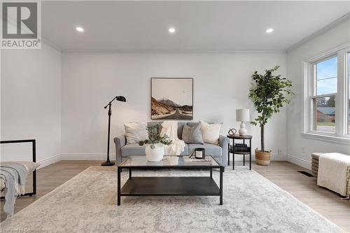 84 Weber Street S, Waterloo, ON - Indoor Photo Showing Living Room