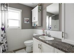 Main bathroom, 4 piece - 