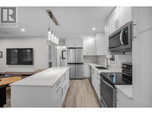 Nice kitchen - 1400-1404 Braemar Street, Kelowna, BC - Indoor Photo Showing Kitchen With Double Sink With Upgraded Kitchen