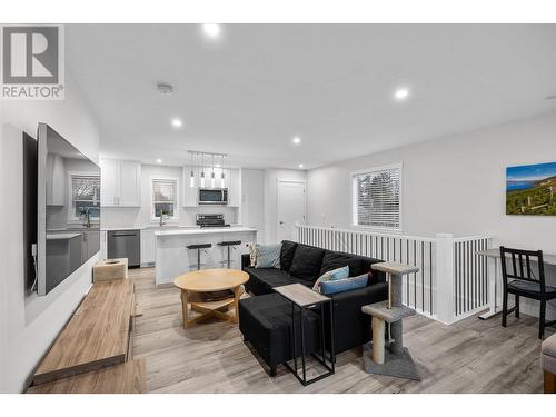 1400-1404 Braemar Street, Kelowna, BC - Indoor Photo Showing Living Room