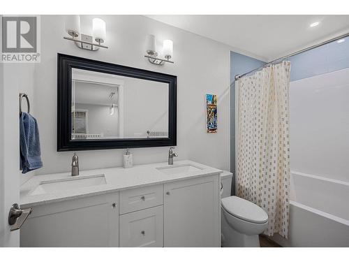 Full bathroom - 1400-1404 Braemar Street, Kelowna, BC - Indoor Photo Showing Bathroom