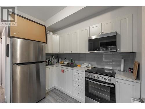 Kitchen in studio suite - 1400-1404 Braemar Street, Kelowna, BC - Indoor Photo Showing Kitchen