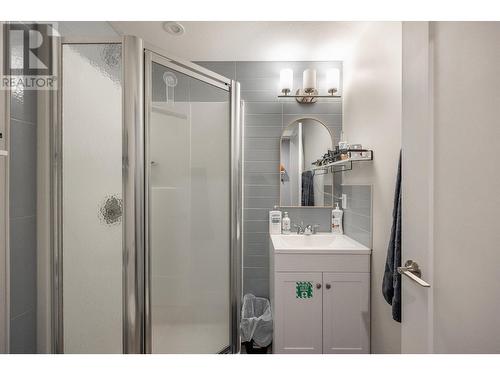 Bathroom in studio suite - 1400-1404 Braemar Street, Kelowna, BC - Indoor Photo Showing Bathroom