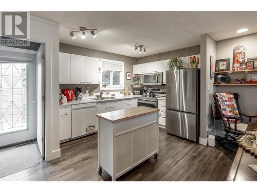 Kitchen in main home - 1400-1404 Braemar Street, Kelowna, BC - Indoor Photo Showing Kitchen