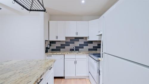 108C-735 Cook Road, Kelowna, BC - Indoor Photo Showing Kitchen