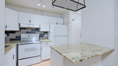 108C-735 Cook Road, Kelowna, BC - Indoor Photo Showing Kitchen