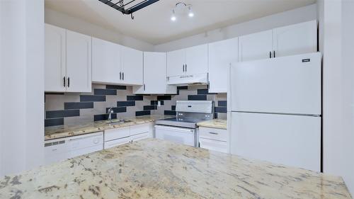 108C-735 Cook Road, Kelowna, BC - Indoor Photo Showing Kitchen