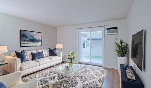 108C-735 Cook Road, Kelowna, BC - Indoor Photo Showing Living Room