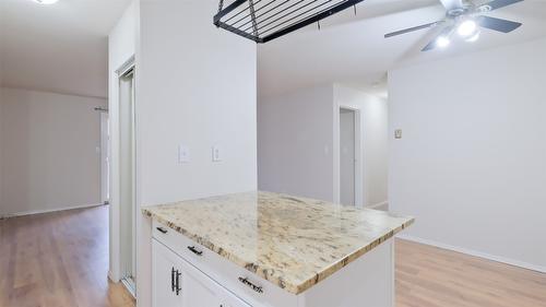 108C-735 Cook Road, Kelowna, BC - Indoor Photo Showing Kitchen